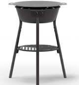 Muurikkas nya stekhällsset 58LL har ett stadigt stativ i metall med långa ben och en stekhäll 58 cm. Emaljerad gasolbrännare med 2 ringar med individuell reglering av värmen samt integrerad tändning. Skålformat vindskydd som gör att värmen trycks upp mot hällen och med botten som skyddar lågorna. Kraftiga ben med D-profil och en hylla under gasolbrännaren för förvaring. Muurikkas nya brännare med stativ har en arbetshöjd på 90 cm. Regulatorkit tillkommer. Fällbara sidobord, redskapskrokar, skyd