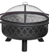 Stor eldstad med grillgaller som är 74 cm och är försett med gnistskydd.
