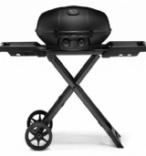 Portabel grill med smidig design som enkelt går att fälla ihop vid förvaring eller transport. Grillen har 2 st bottenbrännare i rostfritt stål med totaleffekt på 4,1 kW. Grillgallret är i porslinsemaljerat gjutjärn och grillen är försedd med Jetfire™ tändning, som ger en snabb och säker tänding varje gång. PRO285-x Phantom har 2 st sidohyllor med krokar, som ger extra yta vid grillen, termometer i locket samt dropptråg för uppsamling av vätska som är lätt att tömma från sidan av grillen. Denna g