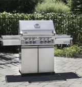 Exklusiv 4 brännars gasolgrill från Napoleon med bakgrundsbelysta vred. Grillen har en keramisk infraröd sidobrännare samt rotisseribrännare. Rotisseri med 4 gafflar samt infälld ishänk med skärbräda.
