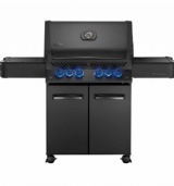Napoleon Prestige® 500-3 Phantom har 4 bottenbrännare i rostfritt stål, keramisk sidobrännare Sizzle Zone™, en bakre brännare för bl a rotisseri samt grillgaller av rostfritt stål. Sizzle Zone™ har en värmeeffekt upp till 800°C och är utmärkt för att få snabb yta på köttet eller för att woka, koka och steka. Grillen har också bakgrundsbelysta vred, sk Safety Glow™. Vreden lyser blått och när brännaren är tänd lyser vredet rött. P500-3 Phantom har 2 sidohyllor, varav 1 är fällbara för att ta mind